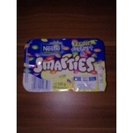 Nestl� Vanille-Joghurt mit Smarties