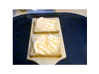 Brunch-paprika-und-peperoni-zwei-scheiben-toast-mit-dem-frischkaese-bestrichen