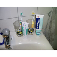 Links-meine-testobjekte-rechts-zahnbuerste-meines-sohnes-und-meine-bisher-verwendete-zahnpasta