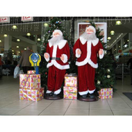 Weihnachtsmaenner-vor-supermarkt-in-tyros-eigenes-bild