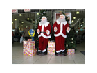 Weihnachtsmaenner-vor-supermarkt-in-tyros-eigenes-bild