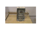 Eine-buechse-mit-1-liter-bier-und-einer-mass-in-der-geschenkverpackung