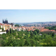 Prag-von-der-klosteranhoehe-aus-gesehen-mit-blick-auf-den-klostergarten