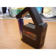 An-der-schmalen-seite-kann-man-blockbatterien-testen
