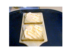Brunch-paprika-und-peperoni-zwei-scheiben-toast-mit-dem-frischkaese-bestrichen