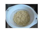 Real-quality-spaghetti-mit-frischei-im-sieb-werden-sie-mit-kaltem-wasser-abgeschreckt
