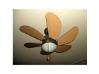 Der-ventilator-meines-sohnes-mit-lampe-im-hellen-holzdesign