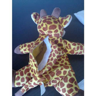 Der-starke-klettverschluss-am-ruecken-der-giraffe