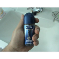 Nivea-for-men-cool-kick-deodorant-roll-on-kernig-und-griffig-liegt-der-roller-in-der-maennerhand