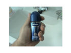 Nivea-for-men-cool-kick-deodorant-roll-on-kernig-und-griffig-liegt-der-roller-in-der-maennerhand