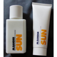Das-eau-de-toilette-in-der-flasche-und-das-duschgel-in-der-tube