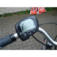 Hier-wird-die-unterstuetzung-in-drei-unterstuetzungsleistungen-eingegeben-gleichzeitig-zeigt-das-display-die-noch-zu-verbleibenen-km-leistungsunterstuetzung-den-akkuzustand-die-gefahrenen-kilometer-und-die-geschwindigkeit-an