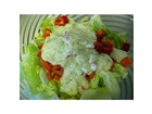 Das-fertige-dressing-ueber-den-salat-gekippt-nur-noch-mischen-und-der-genuss-kann-beginnen