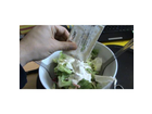 Greenland-salatschale-mit-schinken-kaese-ei-und-joghurt-dressing-hinzufuegen-des-joghurt-dressings