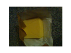 Gespannt-die-goldene-verpackung-oeffnen