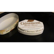 Geramont-winter-genuss-a-la-elsaesser-flammkuchen-der-kaese-in-der-folie-nach-dem-oeffnen-des-deckels