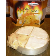 Coburger-kaminkaese-mit-chili-paprika-halbzeit-der-kaese-wird-oben-eingeschnitten-und-die-dreiecke-werden-weggeklappt