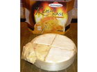 Coburger-kaminkaese-mit-chili-paprika-halbzeit-der-kaese-wird-oben-eingeschnitten-und-die-dreiecke-werden-weggeklappt