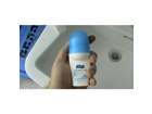 Yanao-body-deo-roll-on-dry-griffig-liegt-der-deoroller-in-meiner-hand