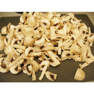 Die-geschnittenen-champignons-im-topf