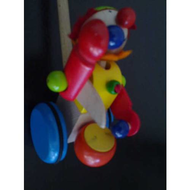Der-clown-und-das-holzplaettchen