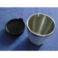 Cup-mit-deckel-geoeffnet