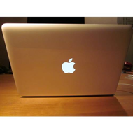 Macbook-von-hinten-mit-leuchtendem-apfel