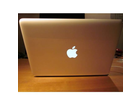 Macbook-von-hinten-mit-leuchtendem-apfel