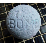 Und-eine-bombe