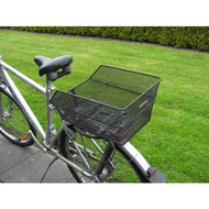 Der-montierte-fahrradkorb-auf-dem-gepaecktraeger
