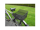 Der-montierte-fahrradkorb-auf-dem-gepaecktraeger