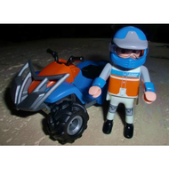 Mit-helm-beim-quad