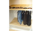 Seite-mann-inmemeinteilung-f-hosen-darueber-guertel