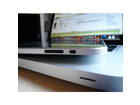 Das-ipad-gerade-mal-1-34-cm-dick-hier-im-vergleich-zum-unibody-macbook-zusehen-ausserdem-die-lautstaerkeregler-und-der-homescreen-lock-schalter