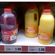 Pure-juice-cranberry-himbeere-traube-noch-steht-der-saft-in-der-kuehlung