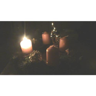 So-brennt-der-kranz-nachts-in-meinem-dunklen-wohnzimmer