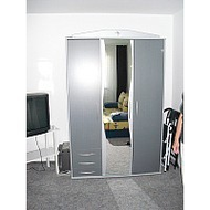 Kleiderschrank-grau-mit-spiegeltuer