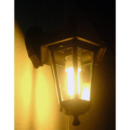 Die-aussenlampe-im-dunkeln
