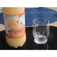 Punica-cool-orange-die-flasche-und-das-noch-leere-glas