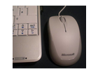 Die-mini-maus-neben-meinem-alten-netbook