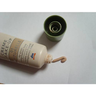 Die-tube-geoeffnet-und-etwas-make-up