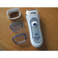 Braun-silk-soft-ls-5160-links-oben-der-hautglaettende-aufsatz-in-der-mitte-ein-trimmaufsatz-unten-der-optishave-aufsatz