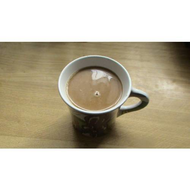 Der-milka-osterbecher-gefuellt-mit-kaffee-und-milch