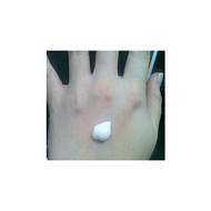 Ein-klecks-des-balsams-auf-meiner-hand