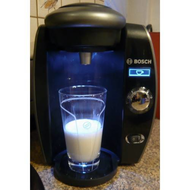 Die-milch-mit-schaum-im-glas