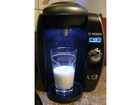 Die-milch-mit-schaum-im-glas
