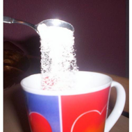 Der-kaffeeweisser-wie-er-locker-in-den-kaffee-einrieselt
