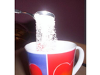 Der-kaffeeweisser-wie-er-locker-in-den-kaffee-einrieselt