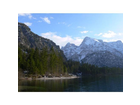Links-sieht-man-die-uferzone-mit-schotter-und-dahinter-das-wunderschoene-bergpanorama-des-sees