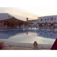 Blick-ueber-den-pool-zur-poolbar